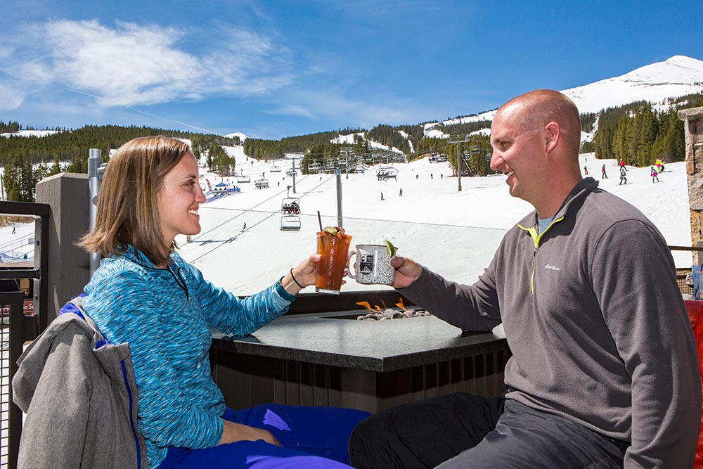 Watching skiers & snowboarders while having a drink at Robbie's